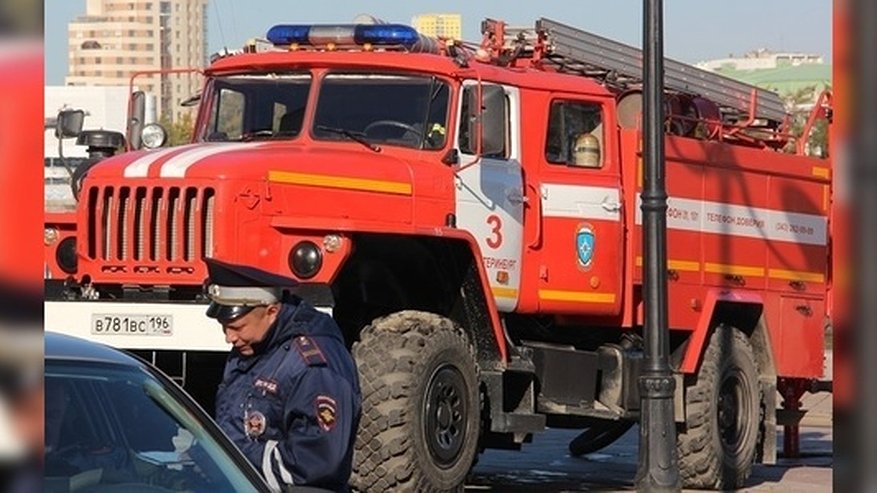 В Екатеринбурге из-за пожара в десятиэтажке эвакуировали 17 человек