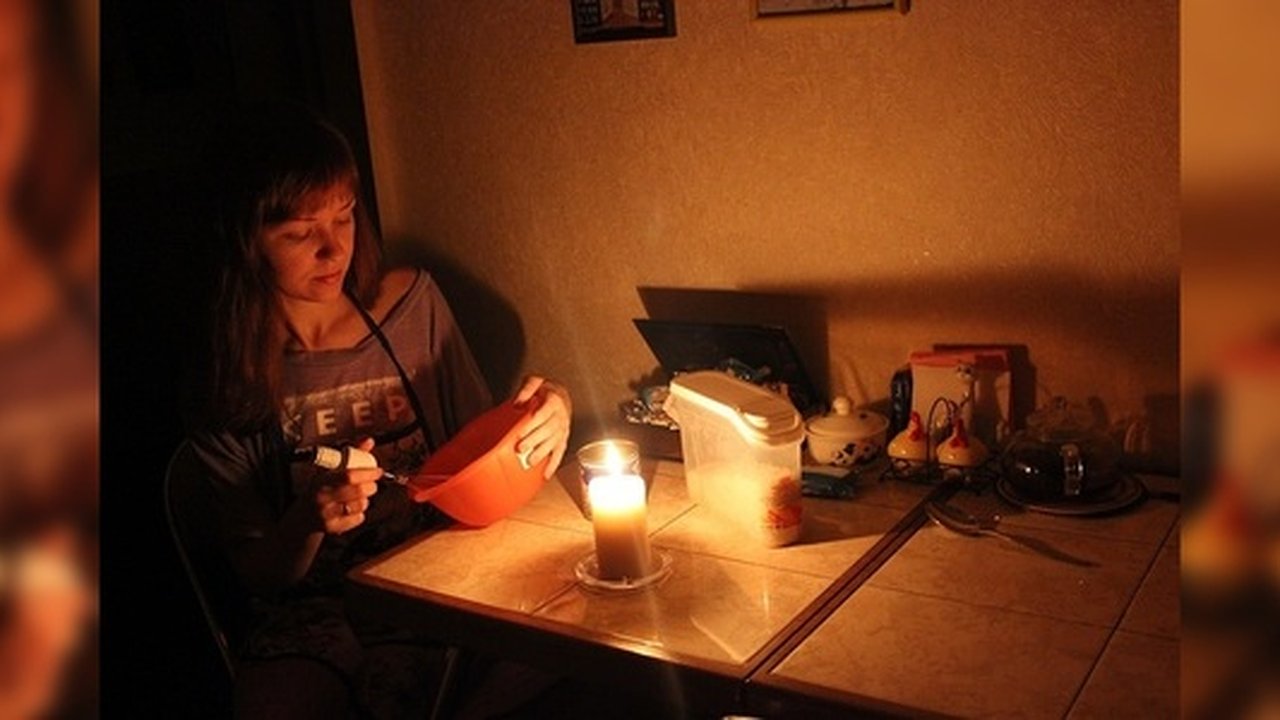 Главная картинка новости: В Свердловской области 16 тысяч человек остались без света из-за ураганного ветра