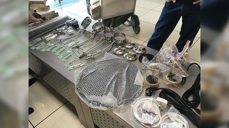 В Кольцово задержали врача из Китая с 25 килограммами оборудования