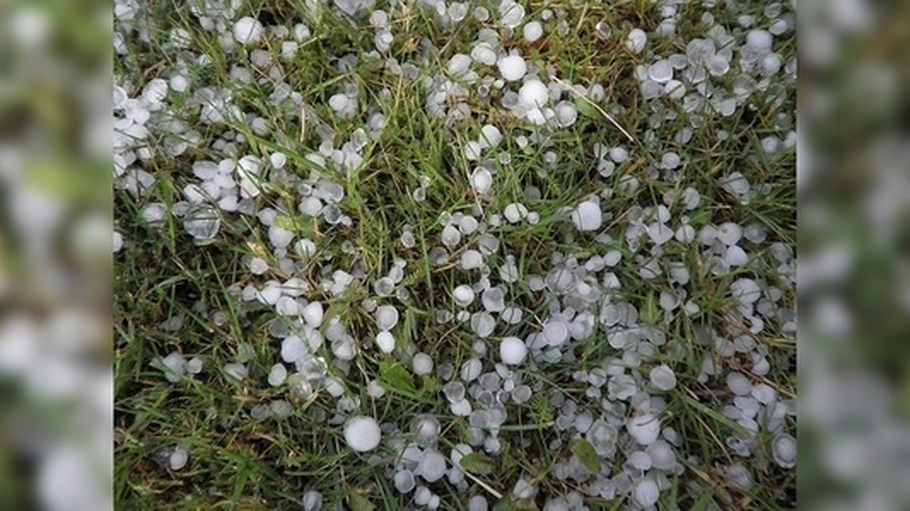 Главная картинка новости: На этот раз – крупный град и ливни: в Свердловской области объявили очередное штормовое предупреждение