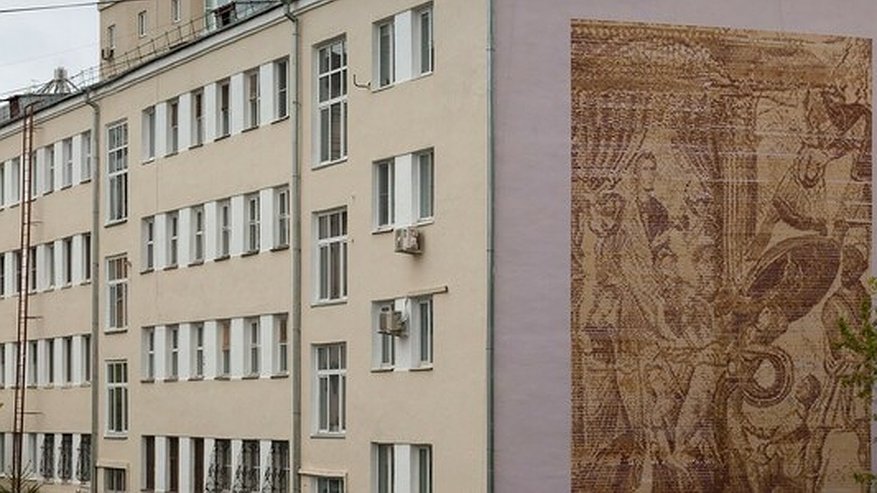 Главная картинка новости: На фасаде дома в Екатеринбурге появилась нарисованная роботом античная мозаика