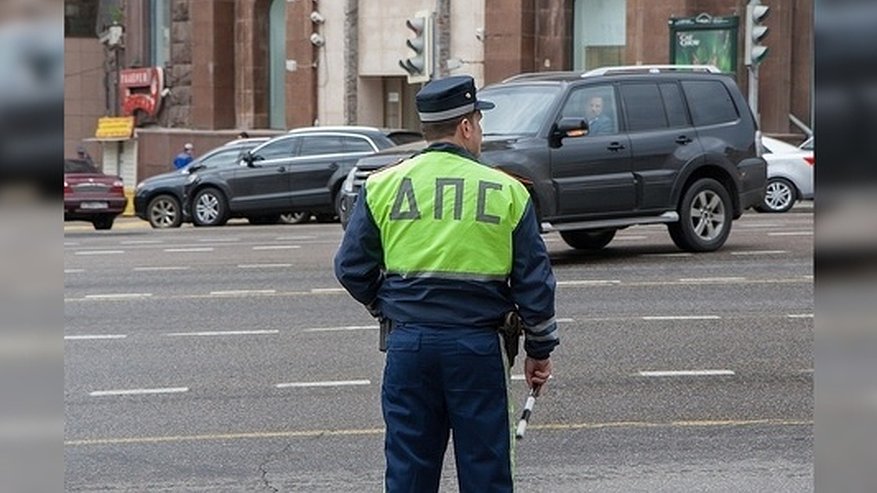 В Екатеринбурге эвакуатор поднял автомобиль с ребенком в салоне