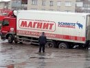 На Эльмаше продуктовая фура с прицепом ушла под асфальт