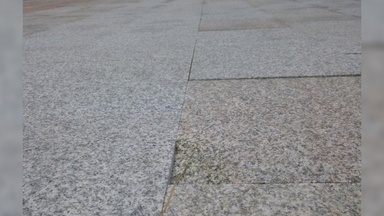 Главная картинка новости: На Плотинке снова ремонтируют плитку, уложенную в мае за 26 миллионов