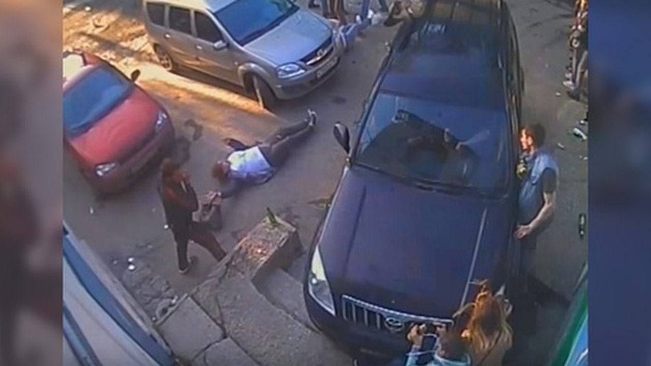 Главная картинка новости: В Полевском пьяный водитель Land Cruiser въехал в толпу людей