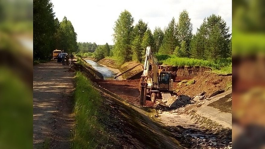 Главная картинка новости: Из-за прорыва в канале реки Североуральск остался без питьевой воды