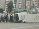 В Екатеринбурге на Ботанике перевернулся грузовик с молоком