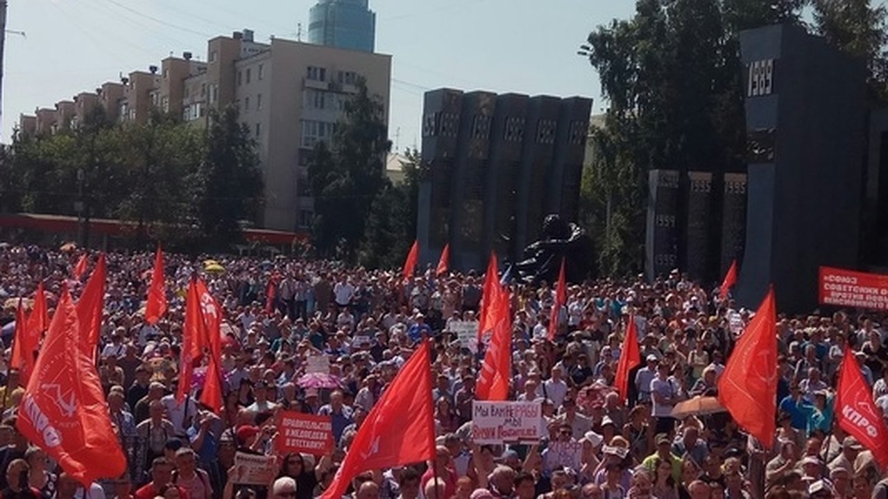 Главная картинка новости: На митинге против пенсионной реформы в Екатеринбурге запустили в небо фото Медведева