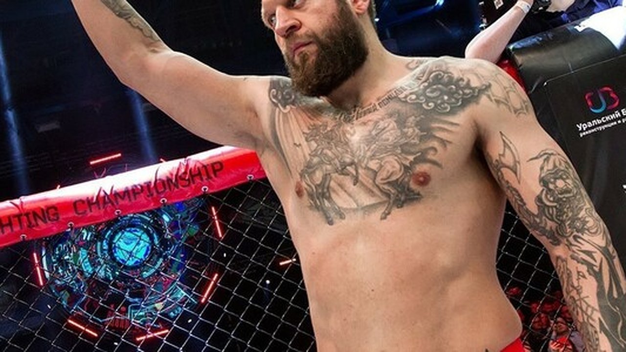 Главная картинка новости: Александра Емельяненко увезли в больницу после боя с американцем Тони Джонсоном в Москве