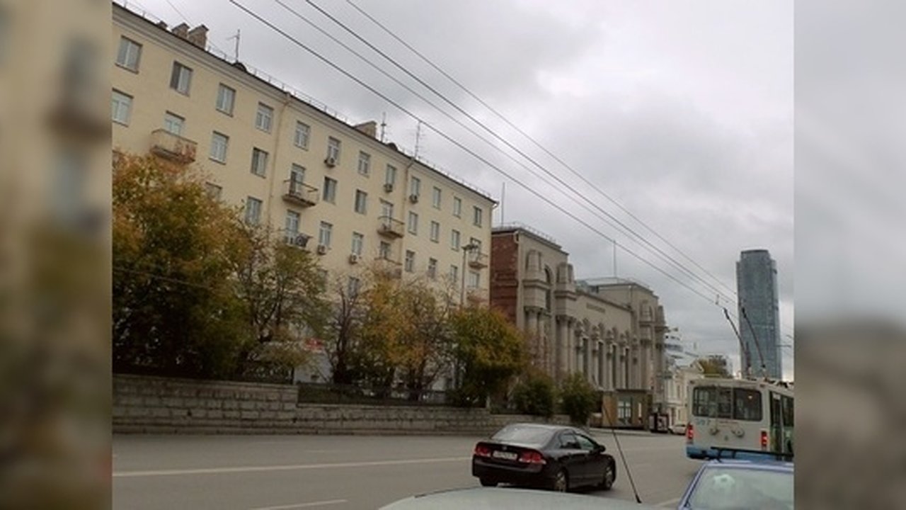 Главная картинка новости: Жильцам дома рядом со Свердловской филармонией пообещали, что пятиэтажку не снесут без их согласия