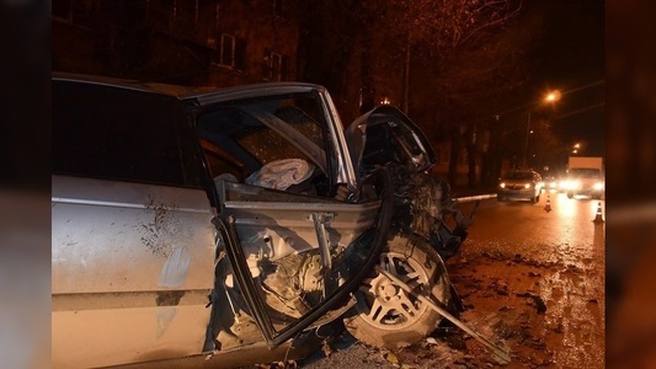 Главная картинка новости: На Уралмаше пьяный водитель Toyota на полной скорости влетел в дерево