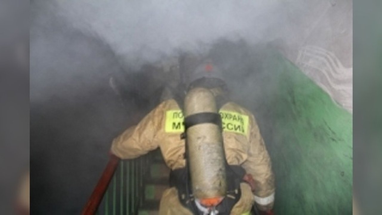 Главная картинка новости: Из горящей пятиэтажки на Уралмаше эвакуировали 5 жильцов: одного из них увезли в больницу