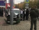 В центре Екатеринбурга легковушку после столкновения вынесло на тротуар: есть пострадавшие