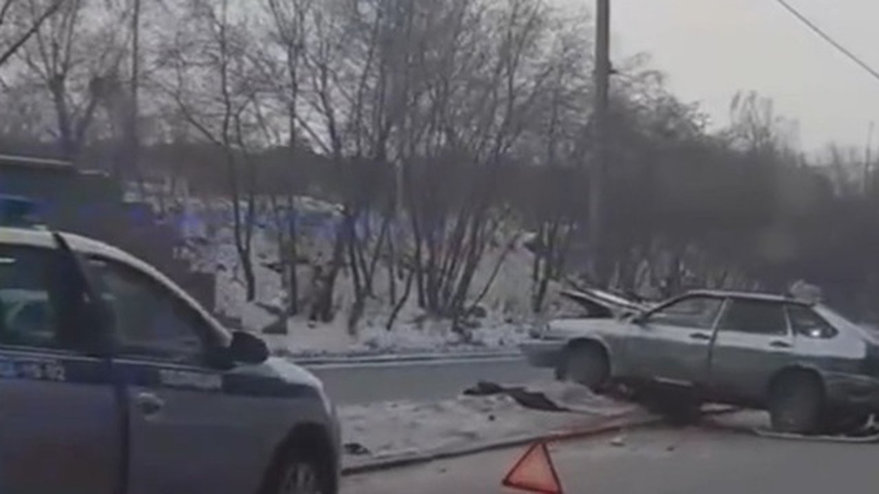 Главная картинка новости: В Екатеринбурге на Серафимы Дерябиной ВАЗ-2114 влетел в столб после столкновения с Mercedes, три человека пострадали