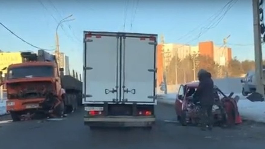 Главная картинка новости: В Екатеринбурге на Амундсена «Камаз» врезался в Chevrolet, травмы получила водитель