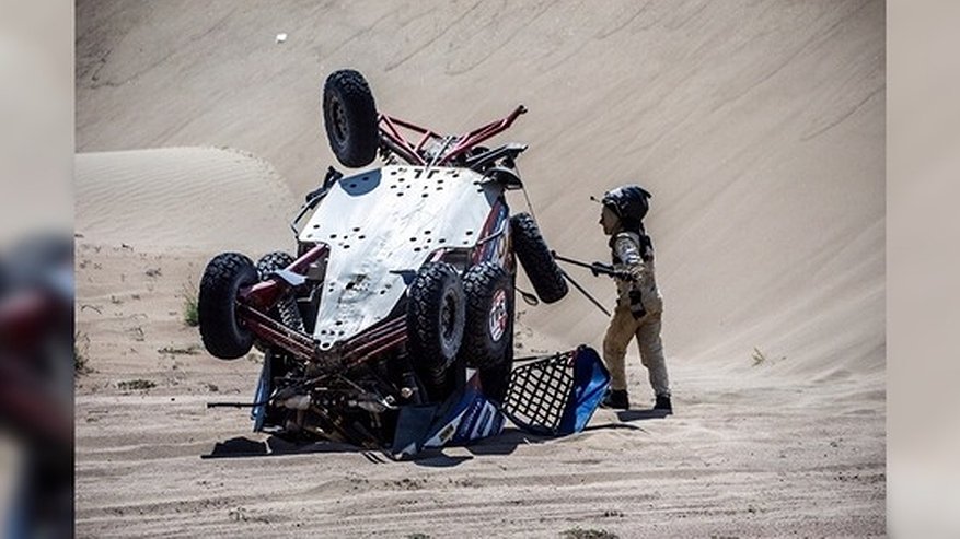 Главная картинка новости: Багги гонщика из Екатеринбурга Сергея Карякина перевернулся в песках на ралли «Дакар»: спортсмен не пострадал