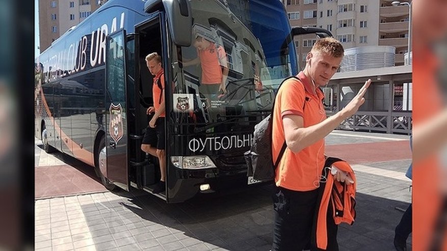 Главная картинка новости: На трассе под Екатеринбургом улетел в кювет автобус футбольного клуба «Урал»