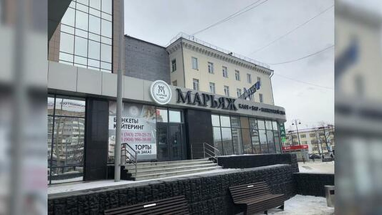 Главная картинка новости: В Екатеринбурге закрыли кафе после отравления девяти человек