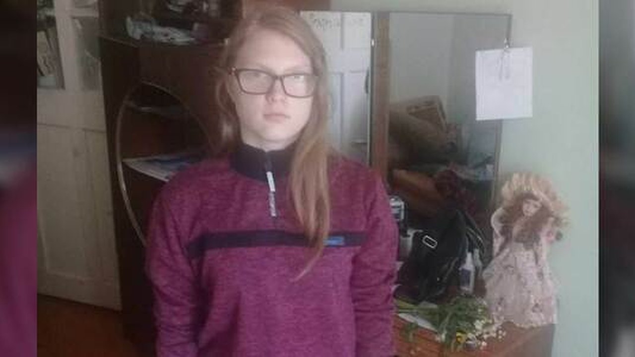 Главная картинка новости: В Екатеринбурге пропала 15-летняя девочка в очках