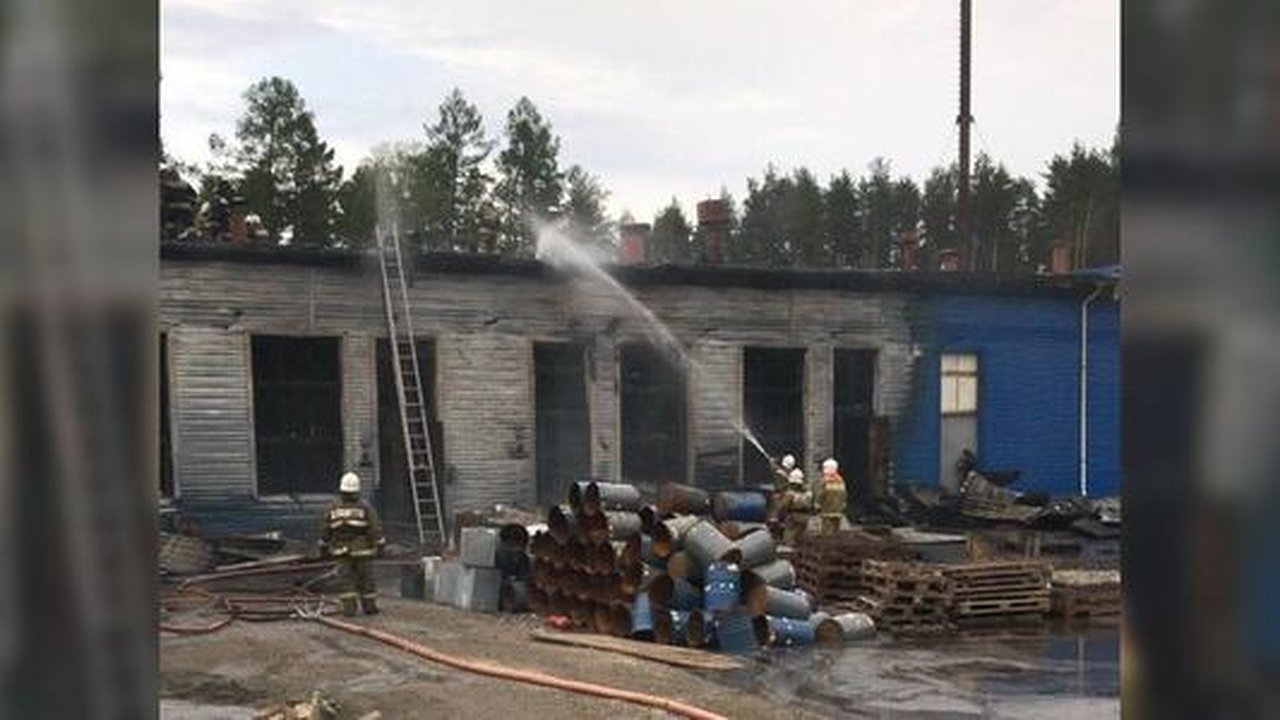 Главная картинка новости: В Реже на производстве загорелась крыша здания