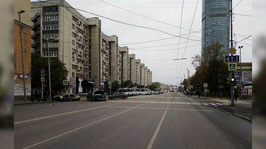 В Екатеринбурге на Малышева столкнулись три легковушки