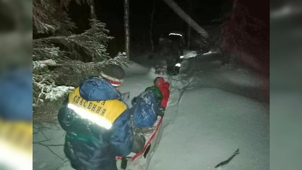 Главная картинка новости: В горах на севере Урала спасли двух туристов: один из них сломал ногу