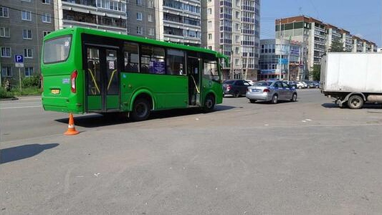 Главная картинка новости: В столице Урала 17-летняя девушка выпала из автобуса и сломала ногу