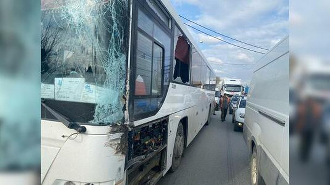 Главная картинка новости: Под Екатеринбургом автобус с пассажирами врезался в грузовик