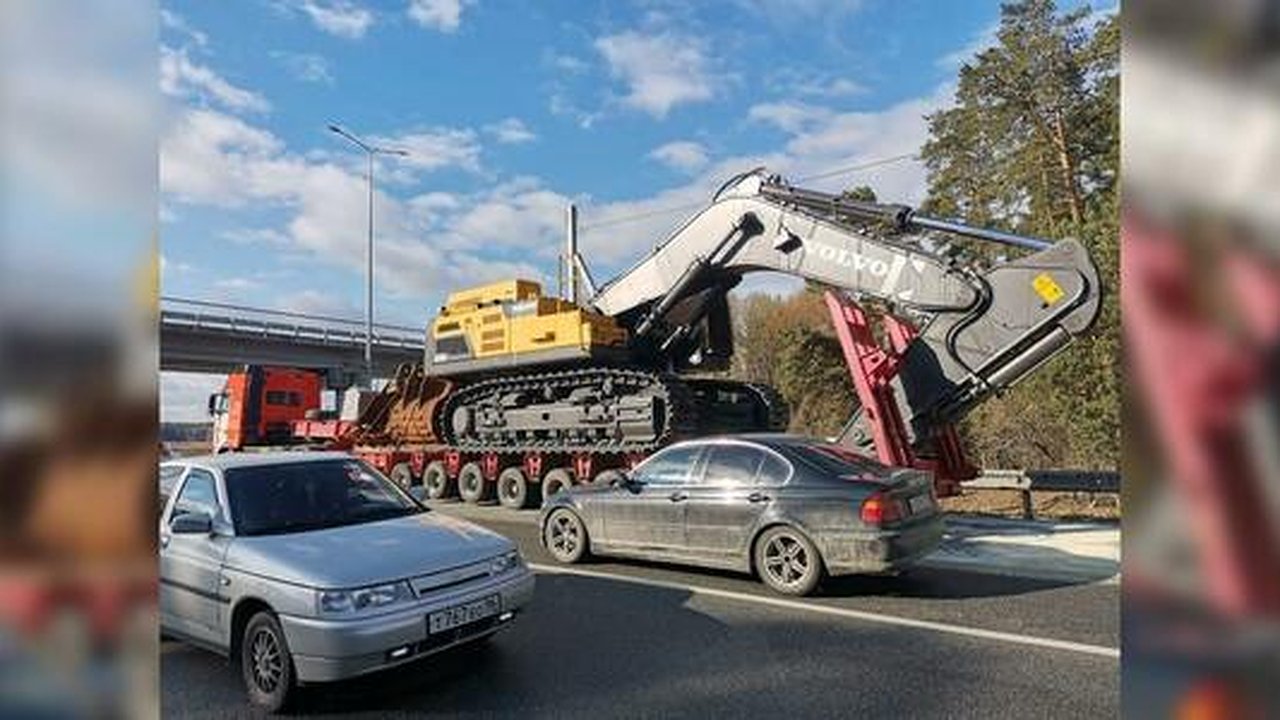 Главная картинка новости: На ЕКАДе водитель трала повредил мост шестиметровым грузом