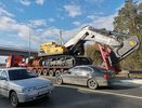 На ЕКАДе водитель трала повредил мост шестиметровым грузом