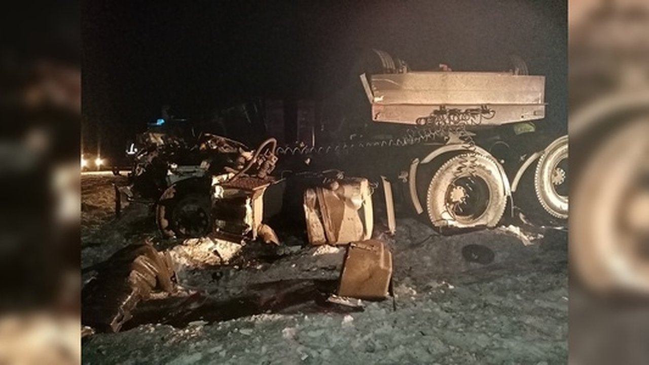 Главная картинка новости: На Урале лоб в лоб столкнулись два грузовика: погиб водитель