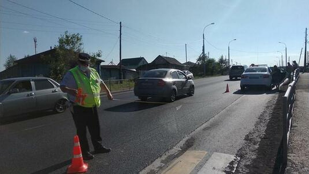 Главная картинка новости: На уральской трассе Toyota Corolla сбила 14-летнюю девушку