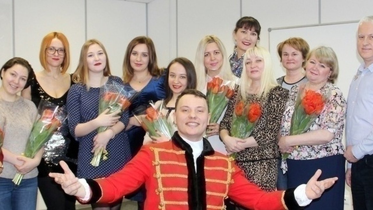 Главная картинка новости: Отмечаем 8 Марта в офисах Екатеринбурга: море тюльпанов, Валерий Меладзе и двухметровые медведи
