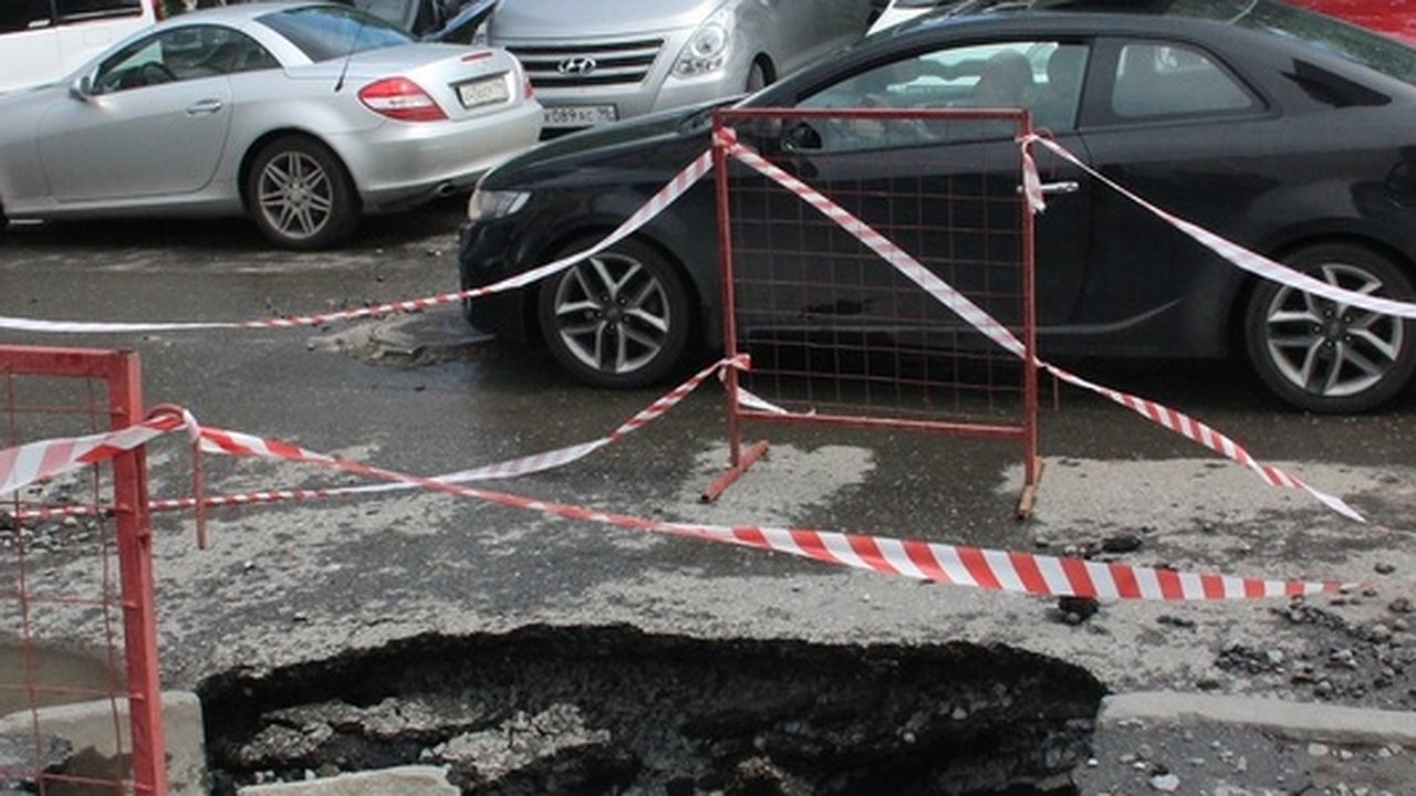Главная картинка новости: В центре Екатеринбурга из-за опрессовок в доме разбило окна, а улицу засыпало гравием