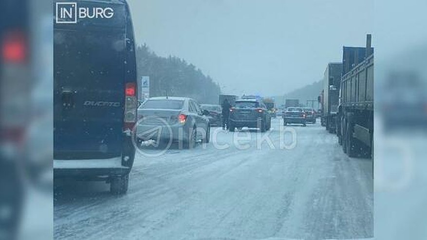 Столкнулись 20 автомобилей: под Екатеринбургом произошло массовое ДТП