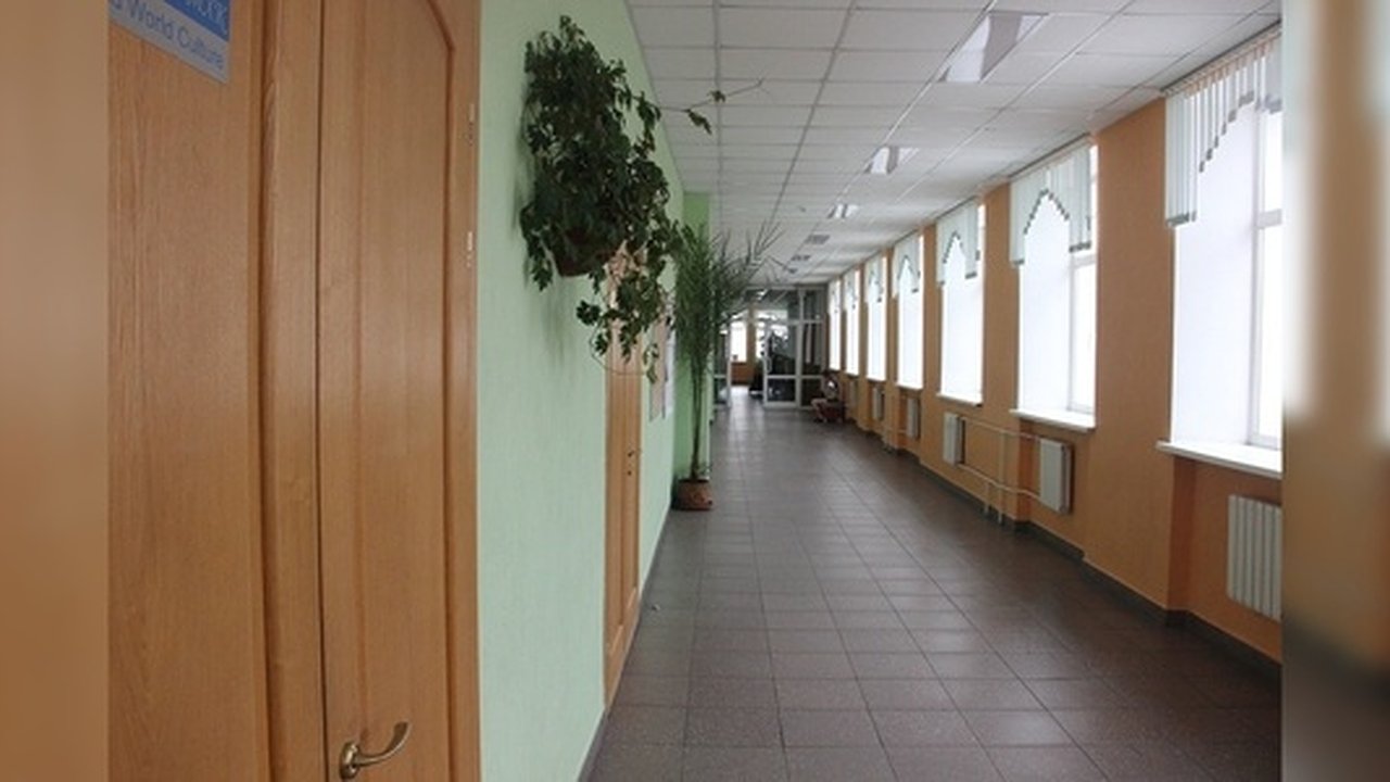 Главная картинка новости: Массовые жалобы: школу на Ботанике закрыли из-за подозрения на кишечную инфекцию у детей