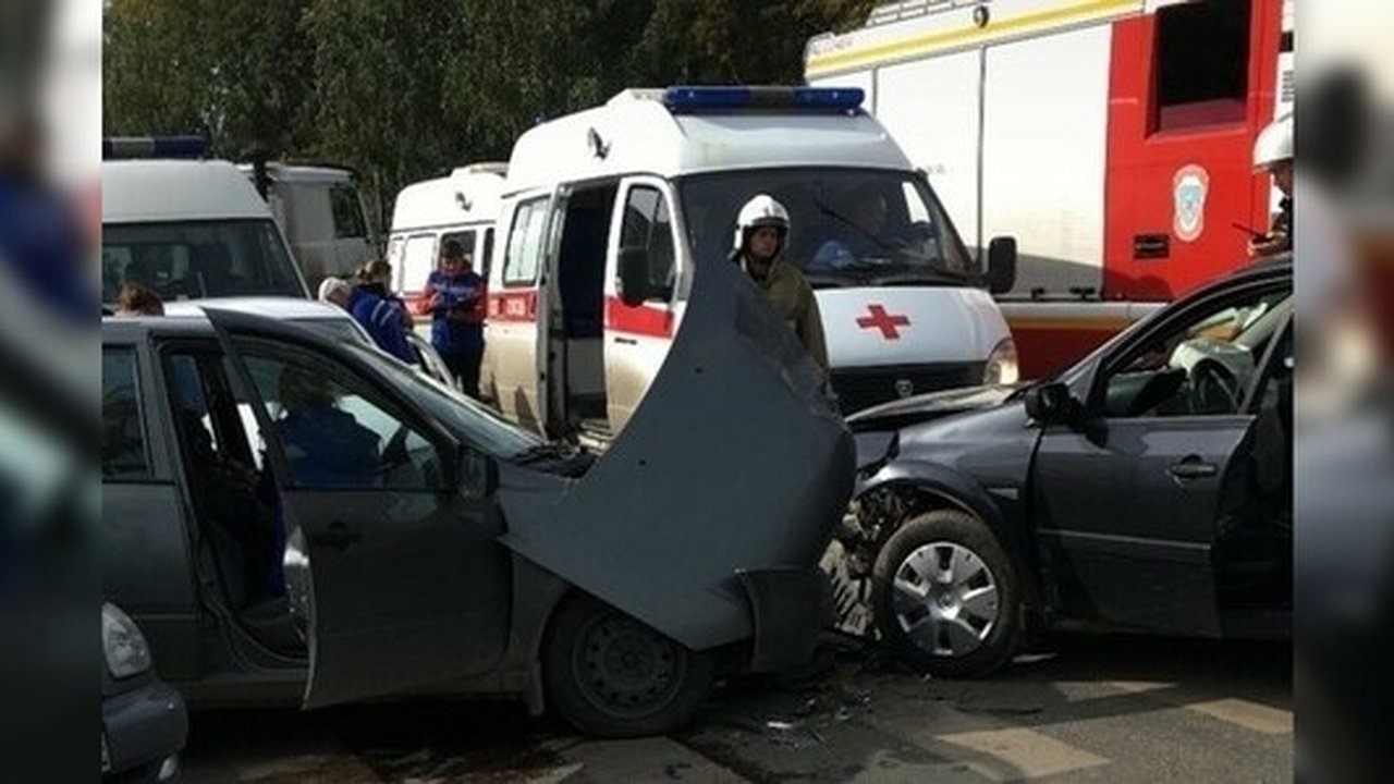 Главная картинка новости: В Екатеринбурге массовая авария на Блюхера парализовала движение во Втузгородке