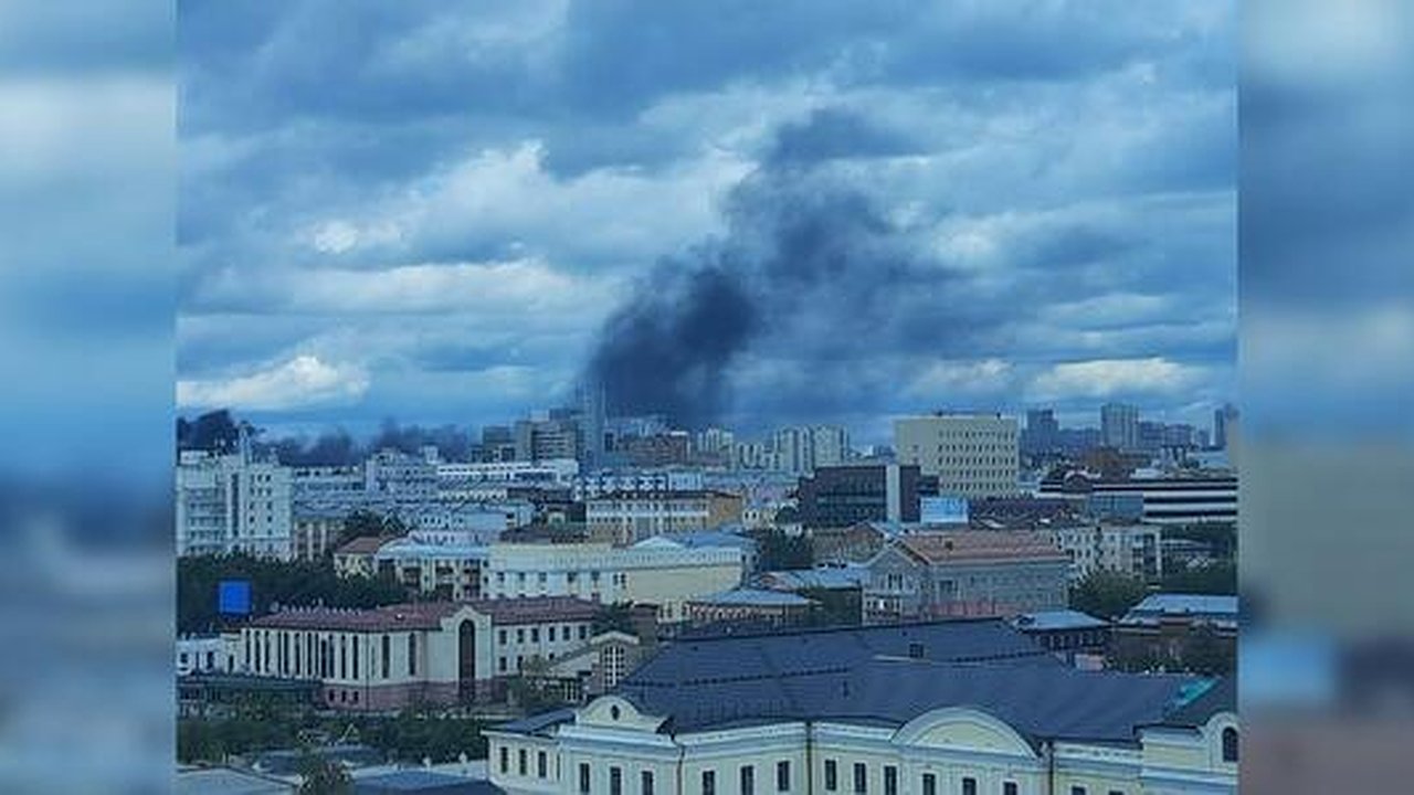 Главная картинка новости: "Дышать нечем, рядом школа и садик": очевидец о пожаре в центре Екатеринбурга