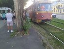 В Екатеринбурге трамвай сбил молодого человека, перебегавшего пути
