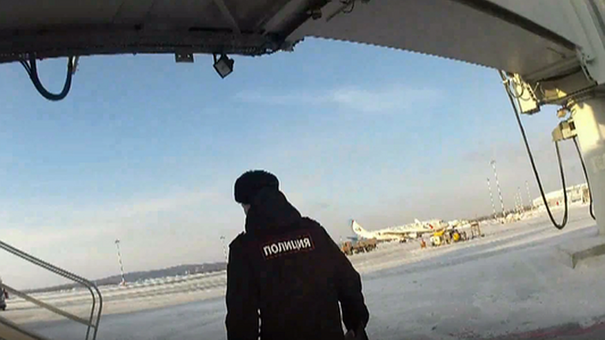 Главная картинка новости: В Кольцово оштрафовали пассажира, курившего в туалете и оскорбившего бортпроводника