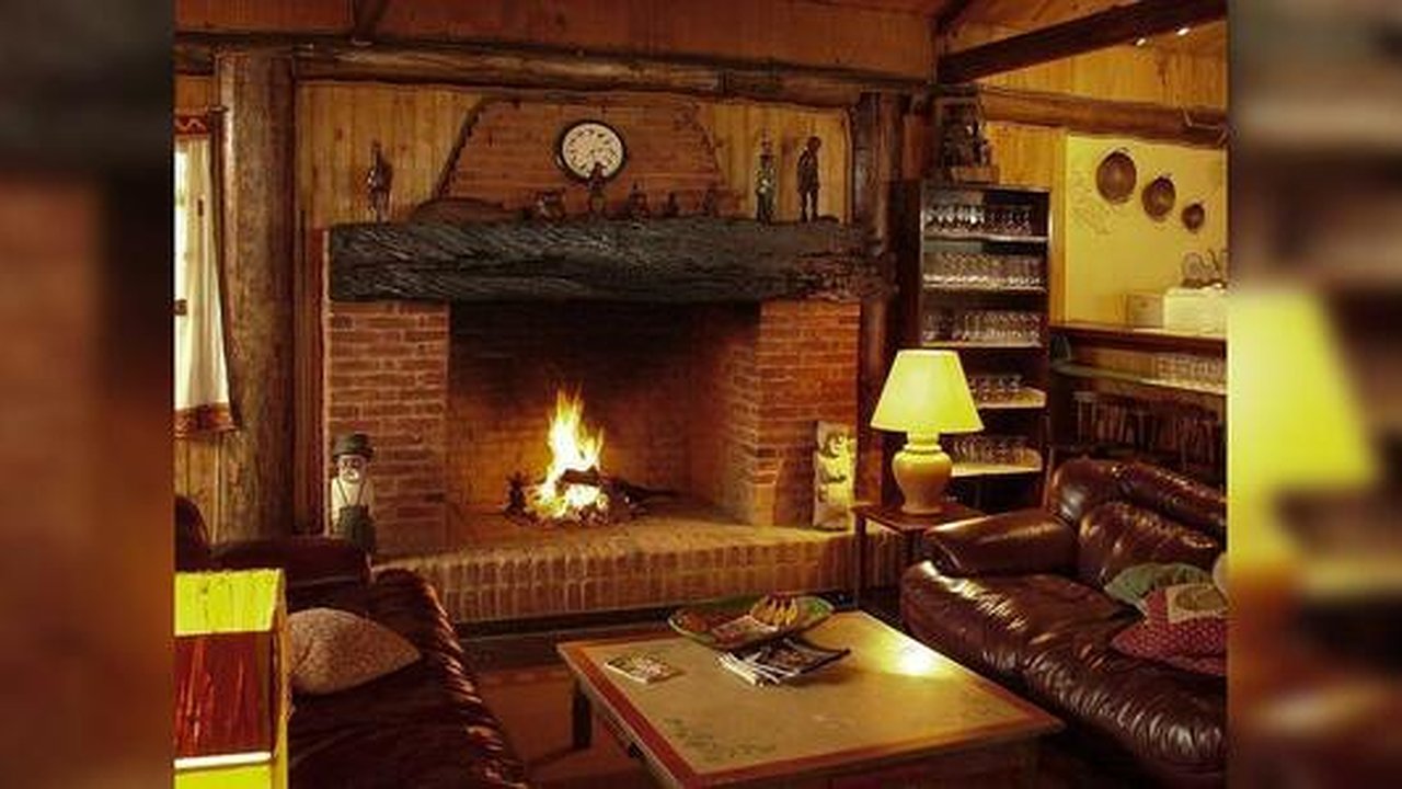 Главная картинка новости: Облицовка камина гранитом или мрамором? Что выбрать?