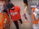 В Екатеринбурге парень в маске украл две бутылки водки из магазина, размахивая "коктейлем Молотова"