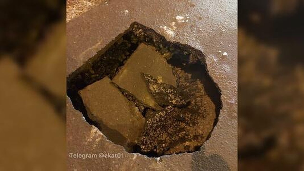 Главная картинка новости: В Екатеринбурге под движущейся машиной провалился асфальт