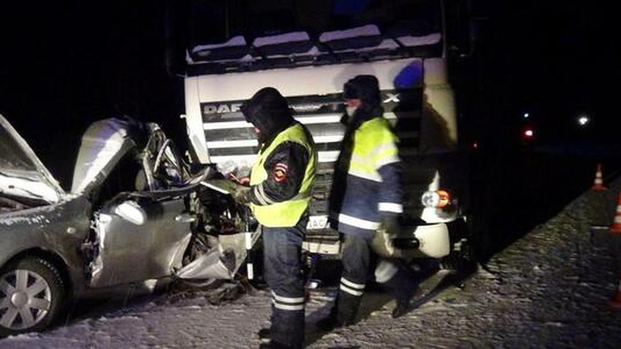 Главная картинка новости: На Серовском тракте 58-летний водитель Chevrolet Klan погиб в ДТП с грузовиком, его жена ранена