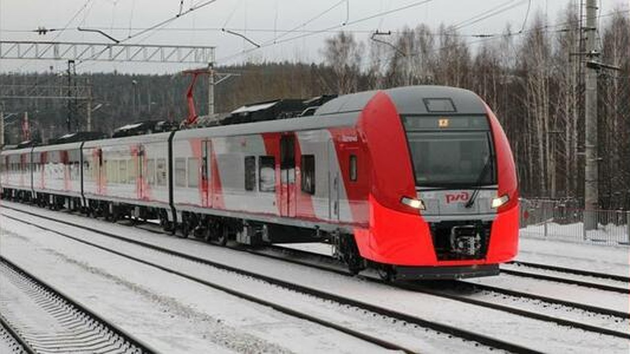 Главная картинка новости: В Свердловской области молодая проводница выпала из поезда и погибла