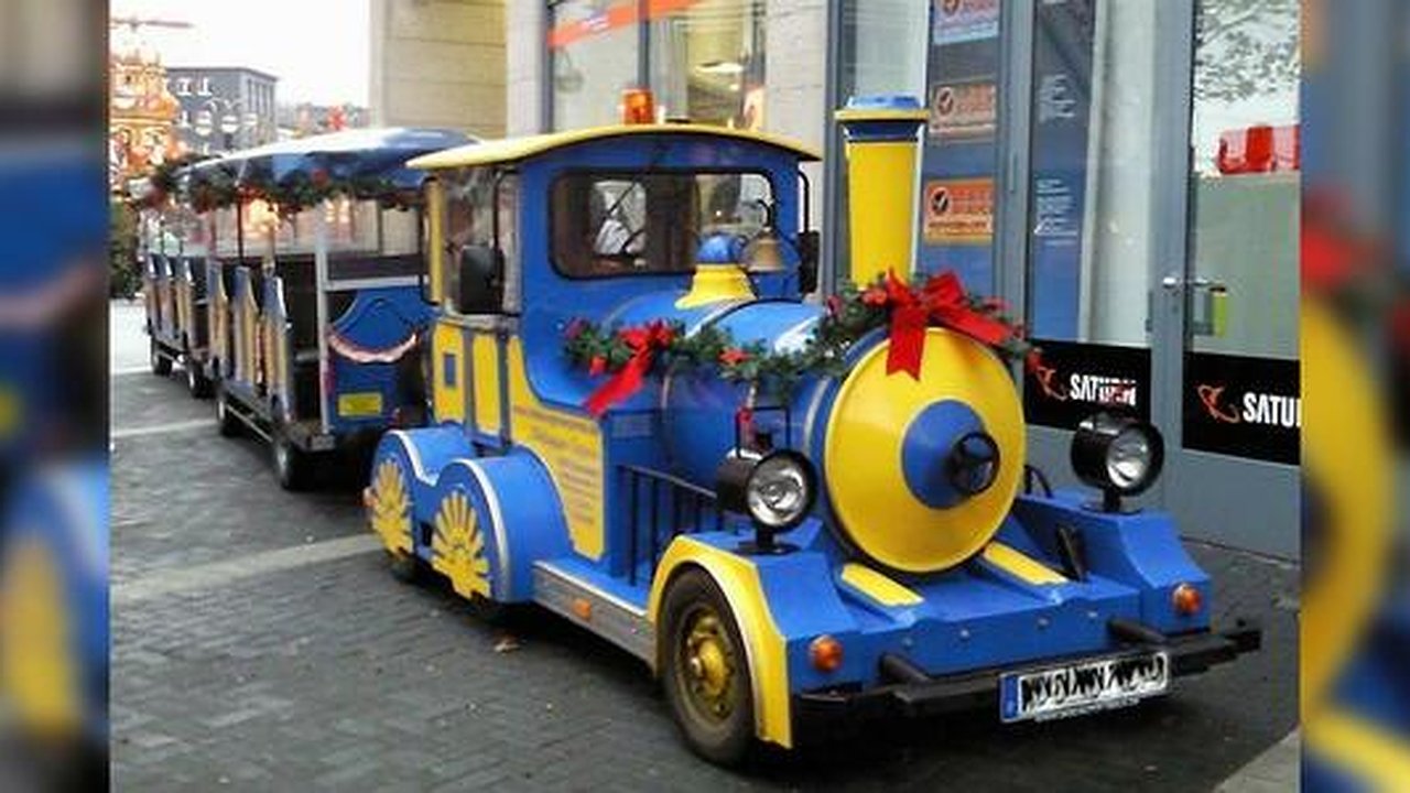 Главная картинка новости: У "Дирижабля" подросток на мопеде врезался в детский паровозик