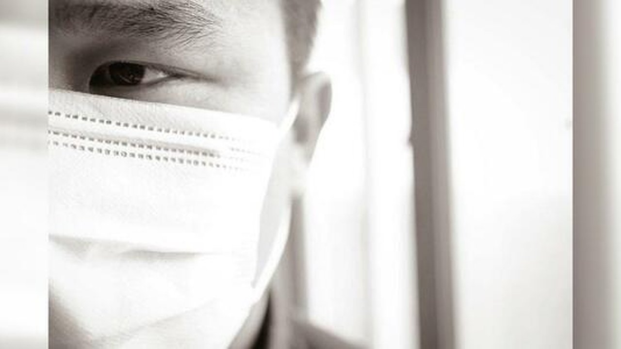 Главная картинка новости: На Урале еще два человека умерли от коронавируса, более 170 заразились