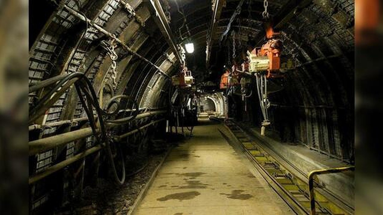 Главная картинка новости: В Свердловской области в шахте из-за ЧП отрезало голову ученику бурильщика