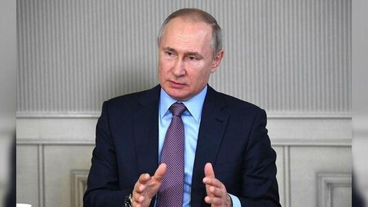 Главная картинка новости: "Вместе мы преодолеем эту заразу": Путин ввел новые выплаты семьям с детьми и безработным
