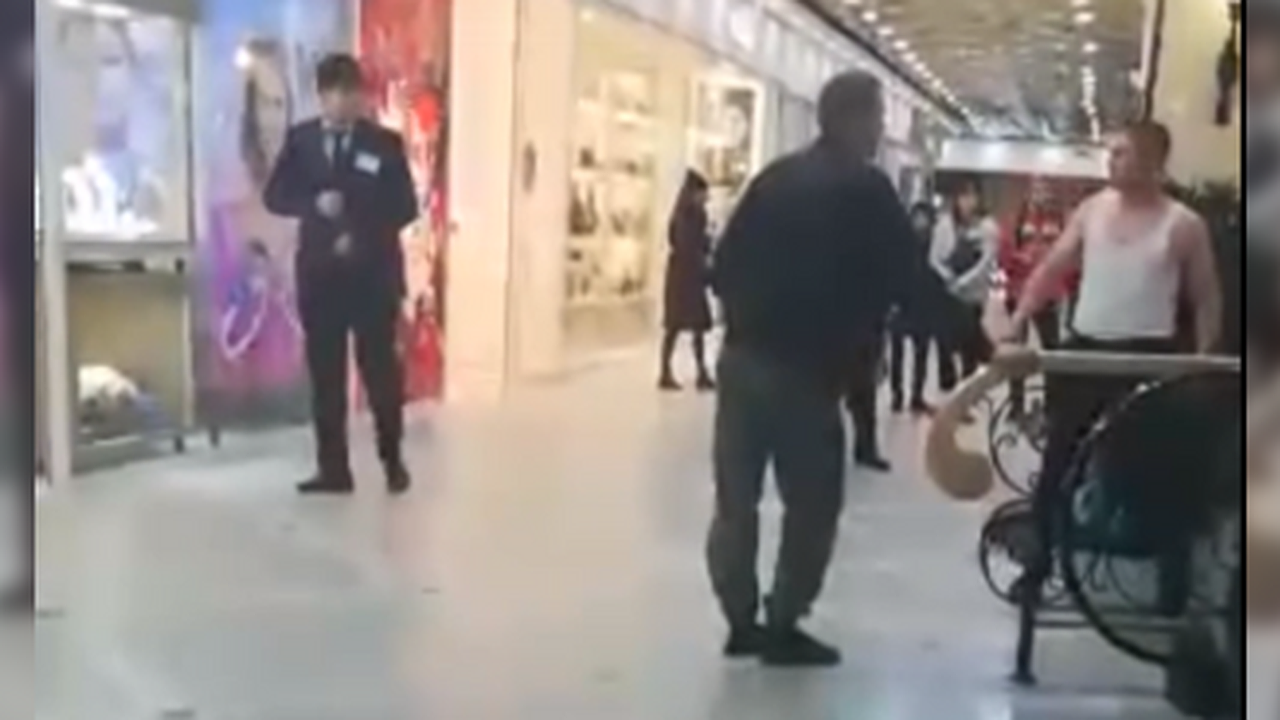 Главная картинка новости: В мэрии Екатеринбурга отказались от идеи закрыть переход от памятника Ленину к ТЦ "Пассаж"